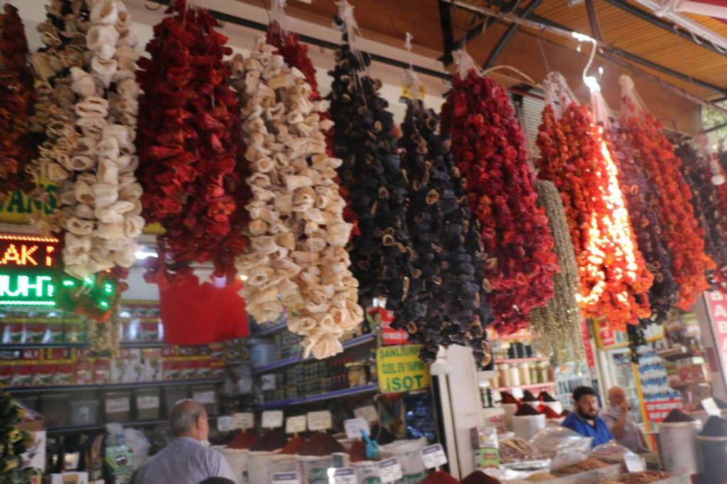 Şanlıurfa’da havaların soğumasıyla birlikte kurutmalık ürünlere talep arttı