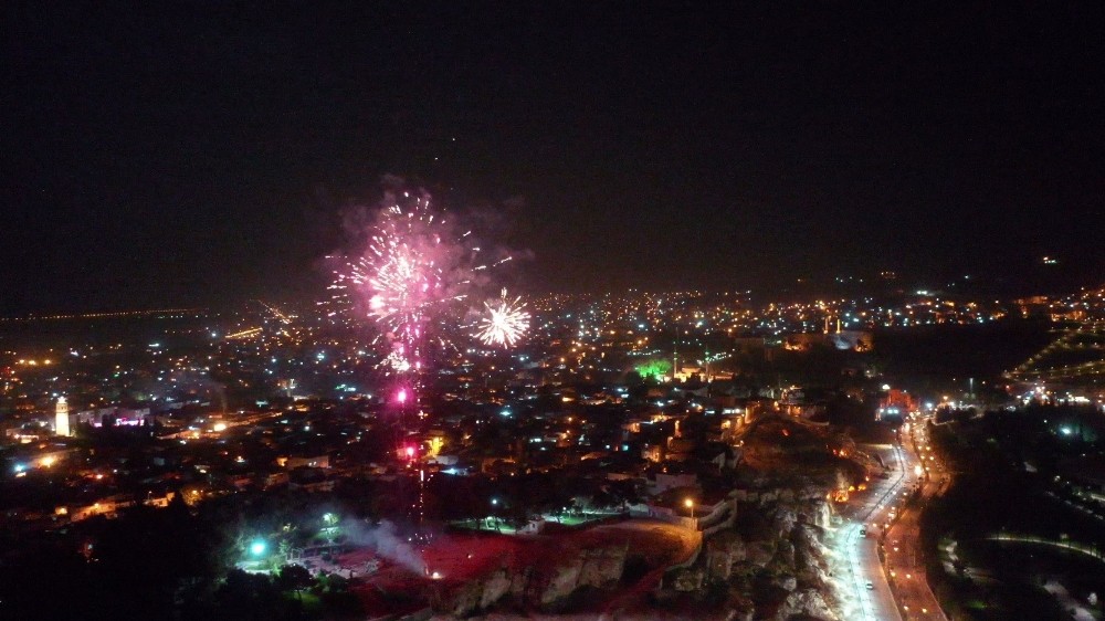 Şanlıurfa semaları havai fişeklerle renklendi