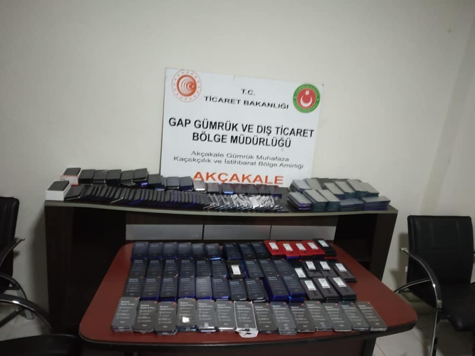 Şanlıurfa’da 700 bin lira değerinde gümrük kaçağı telefon ele geçirildi