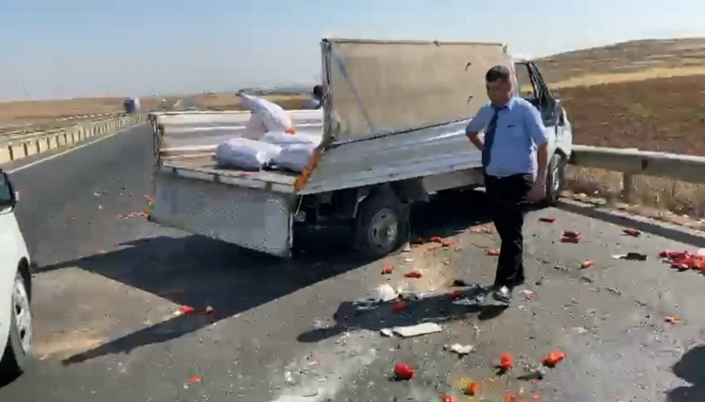 Şanlıurfa’da Biber yüklü kamyonet takla attı: 3 yaralı