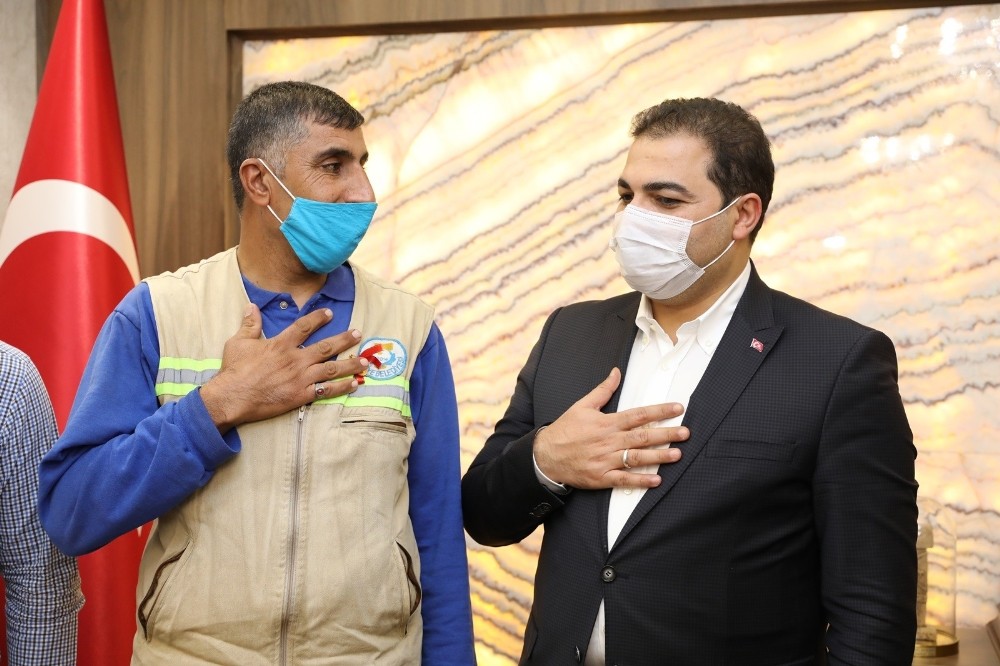 Şanlıurfa’da Bulduğu parayı sahibine ulaştıran temizlik işçisi ödüllendirildi