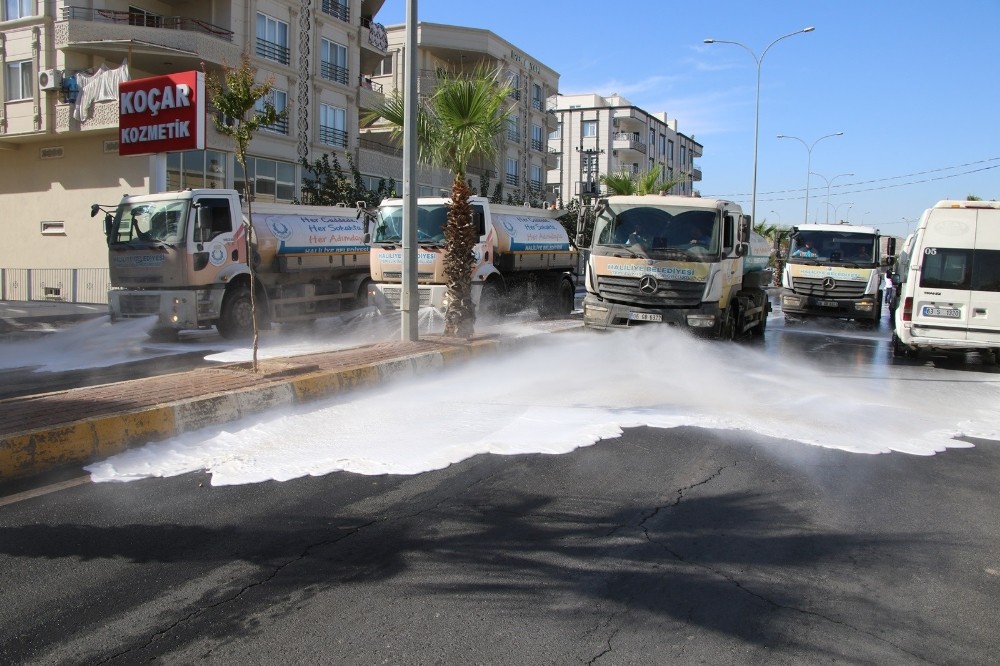 Şanlıurfa’da Cadde ve sokaklar beyaza bürünmeye devam ediyor