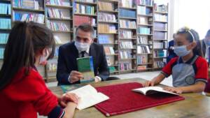 Şanlıurfa’da Hayırsever iş kadınından okula kütüphane