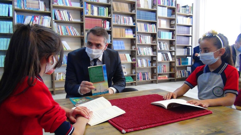 Şanlıurfa’da Hayırsever iş kadınından okula kütüphane