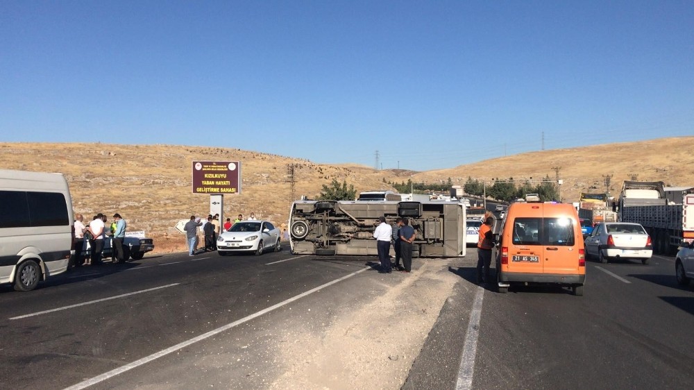 Şanlıurfa’da işçi servisi devrildi: 14 yaralı