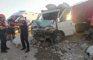 Şanlıurfa’da Kamyon ile minibüs çarpıştı: 2 yaralı
