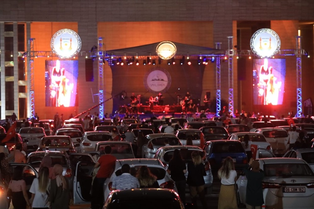 Şanlıurfa’da otomobilde açık hava konseri