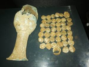 Şanlıurfa’da Su hattı kazısında bir küp sikke bulundu