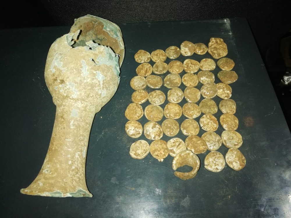 Şanlıurfa’da Su hattı kazısında bir küp sikke bulundu