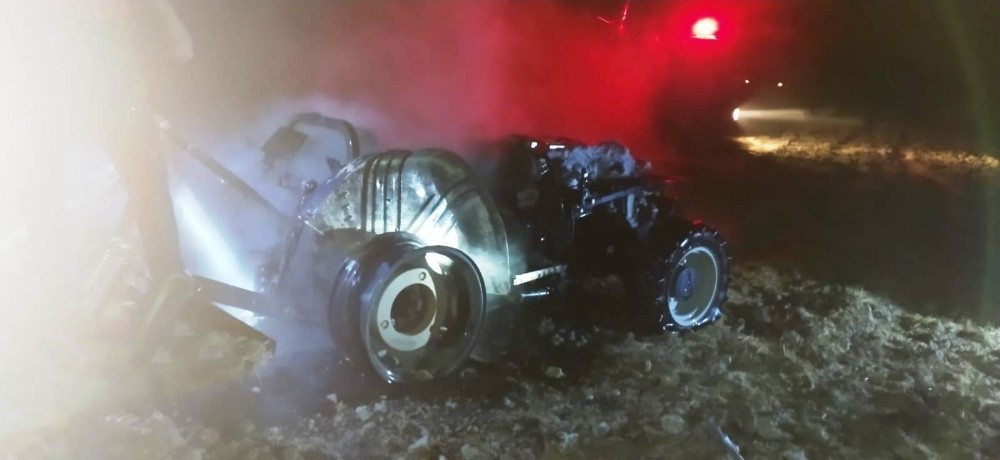 Şanlıurfa’da Tarlada alev alan traktör yanarak küle döndü