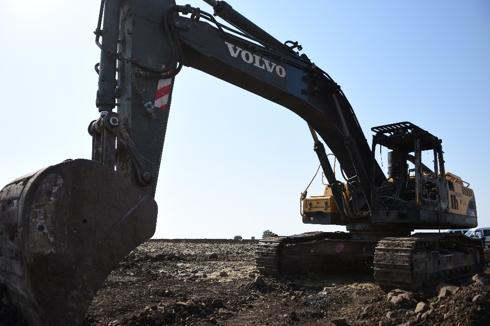 Şanlıurfa’da yol çalışması yapan iş makineleri kundaklandı