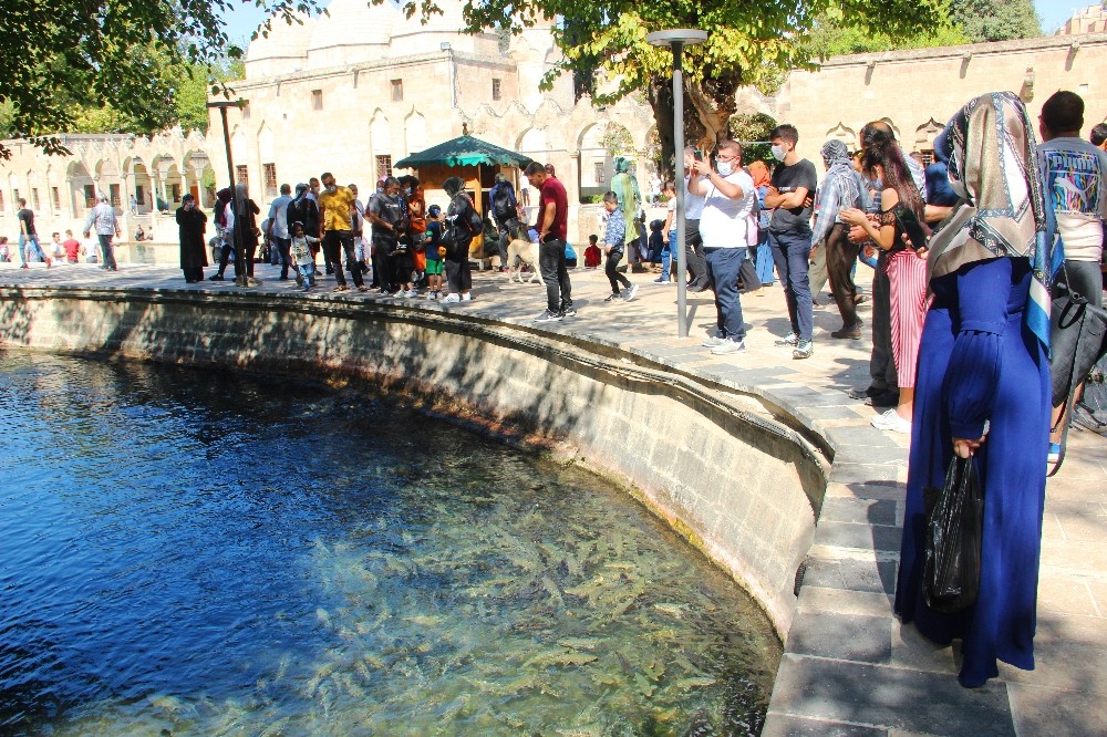 Serin havayı fırsat bilen vatandaşlar Balıklıgöl’e akın etti