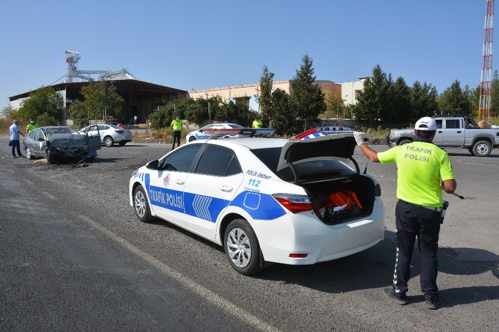 Siverek’te 2 otomobil çarpıştı: 3 yaralı