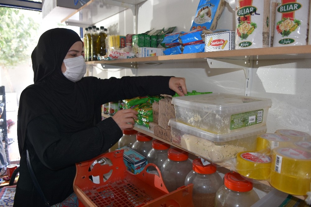 Suriyeli sığınmacı aile Türkiye’de hayata tutundu