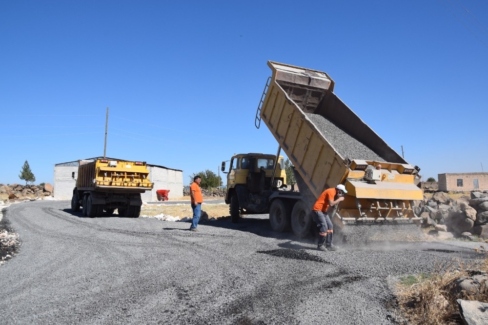 Yollarbaşı kırsal mahallesinde asfalt çalışması aralıksız sürdürüyor.
