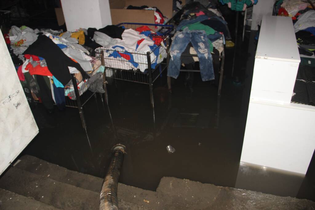 Şanlıurfa’da ev ve iş yerlerini su bastı