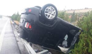 Şanlıurfa’da otomobil bariyerlere çarptı: 1 yaralı