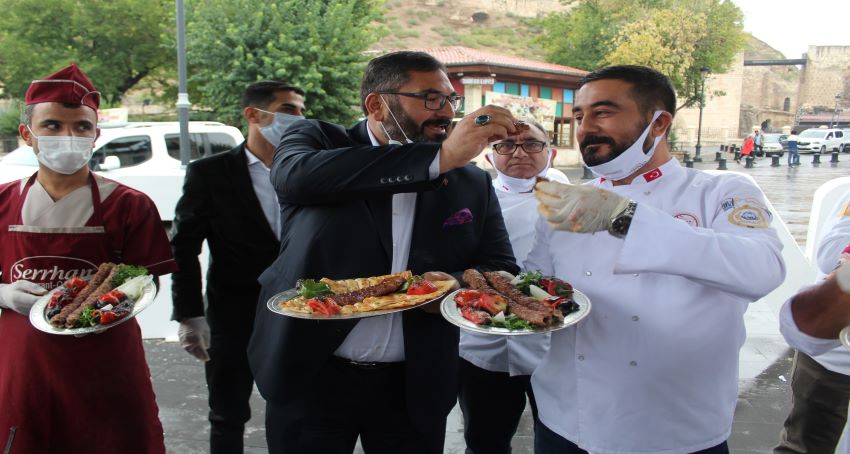 Şanlıurfa ve Adana’nın kebap rekabeti baklavayla tatlıya bağlandı