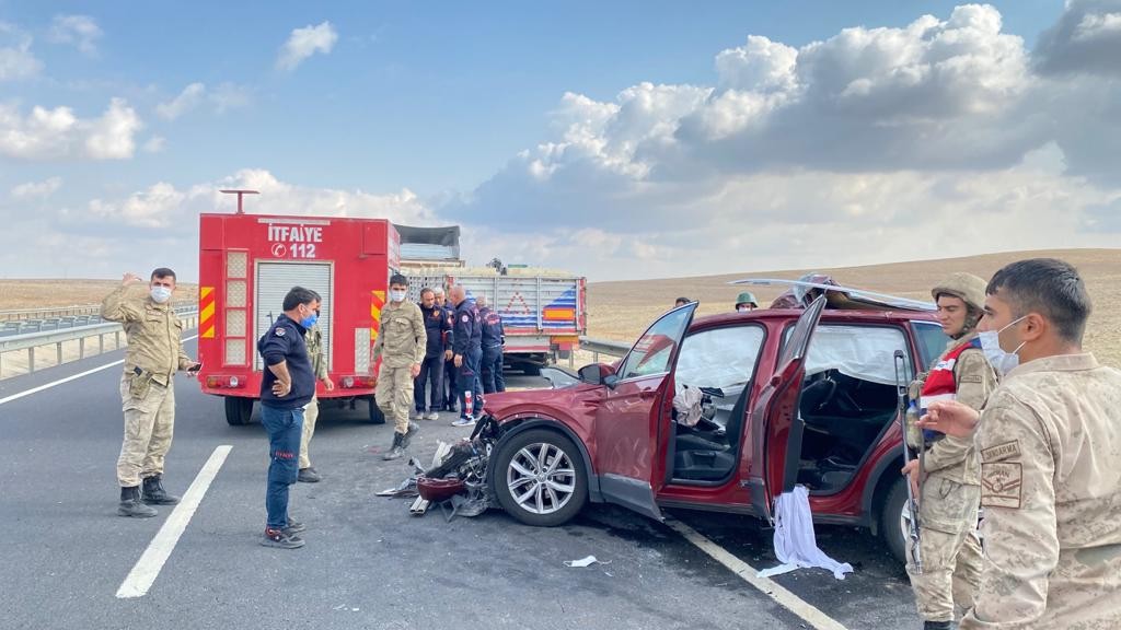 Şanlıurfa’da Lüks araç tıra arkadan çarptı: 4 yaralı