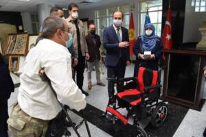 Çarşıda karşılaştığı engelliye tekerlekli sandalye hediye etti