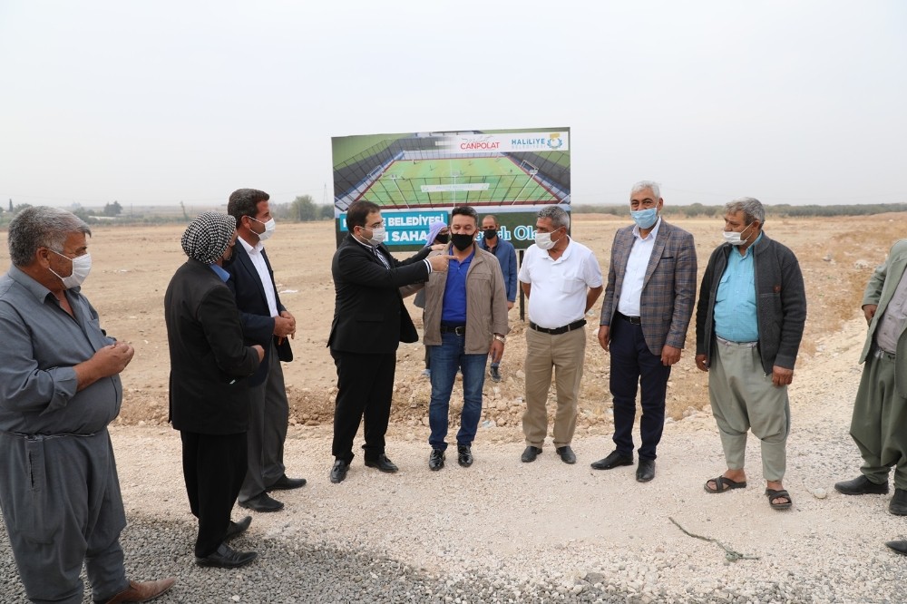Haliliye kırsalındaki mahalleye halı saha