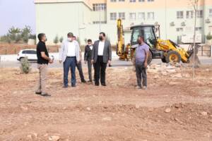 Haliliye’de iki halı sahanın daha ilk kazması vuruldu