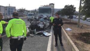 Şanlıurfa’da İki tırın arasında sıkışan otomobil hurdaya döndü