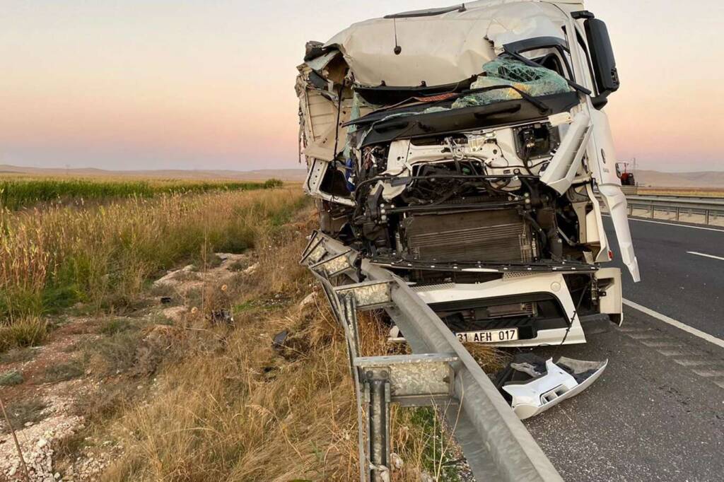 Şanlıurfa’da 2 kamyon çarpıştı: Bir yaralı