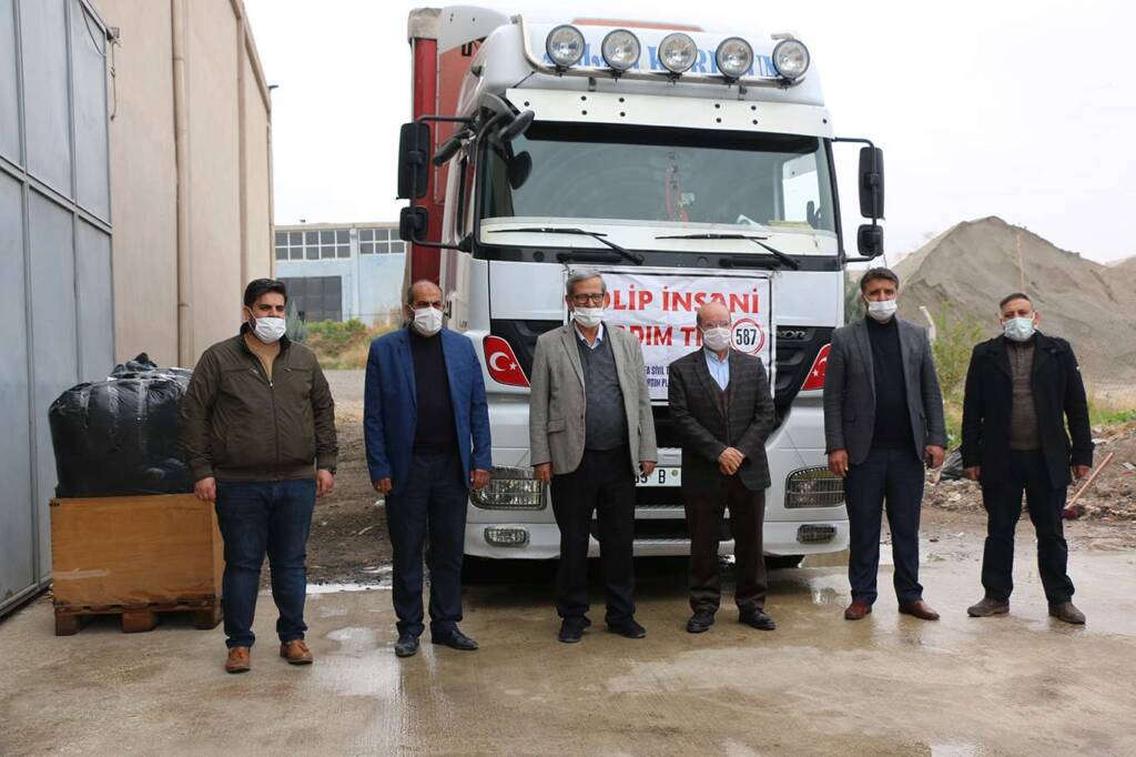 Şanlıurfa’dan İdlibli ihtiyaç sahiplerine 2 TIR yardım malzemesi gönderildi