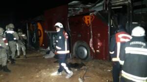 Şanlıurfa Mardin karayolunda turistleri taşıyan yabancı plakalı otobüs devrildi.