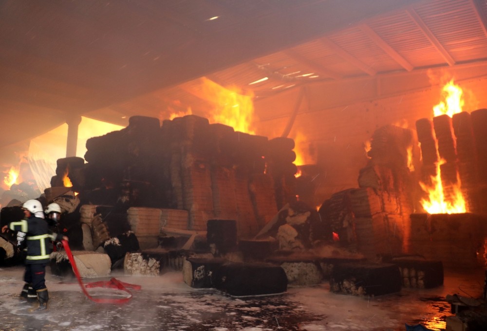 Şanlıurfa OSB’deki Tekstil fabrikasındaki yangın 4 saattir söndürülemedi