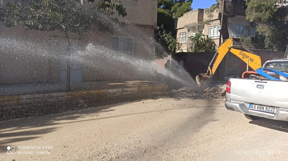 Şanlıurfa’da Boru patladı su metrelerce havaya fışkırdı