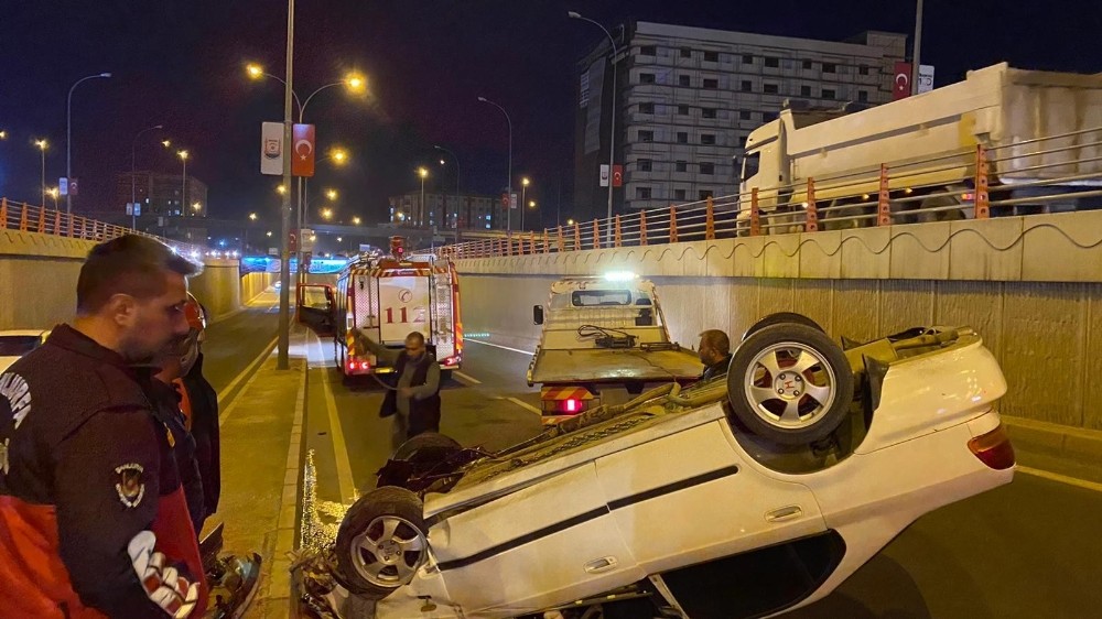 Şanlıurfa’da Devrilen otomobilin sürücüsü yaralandı
