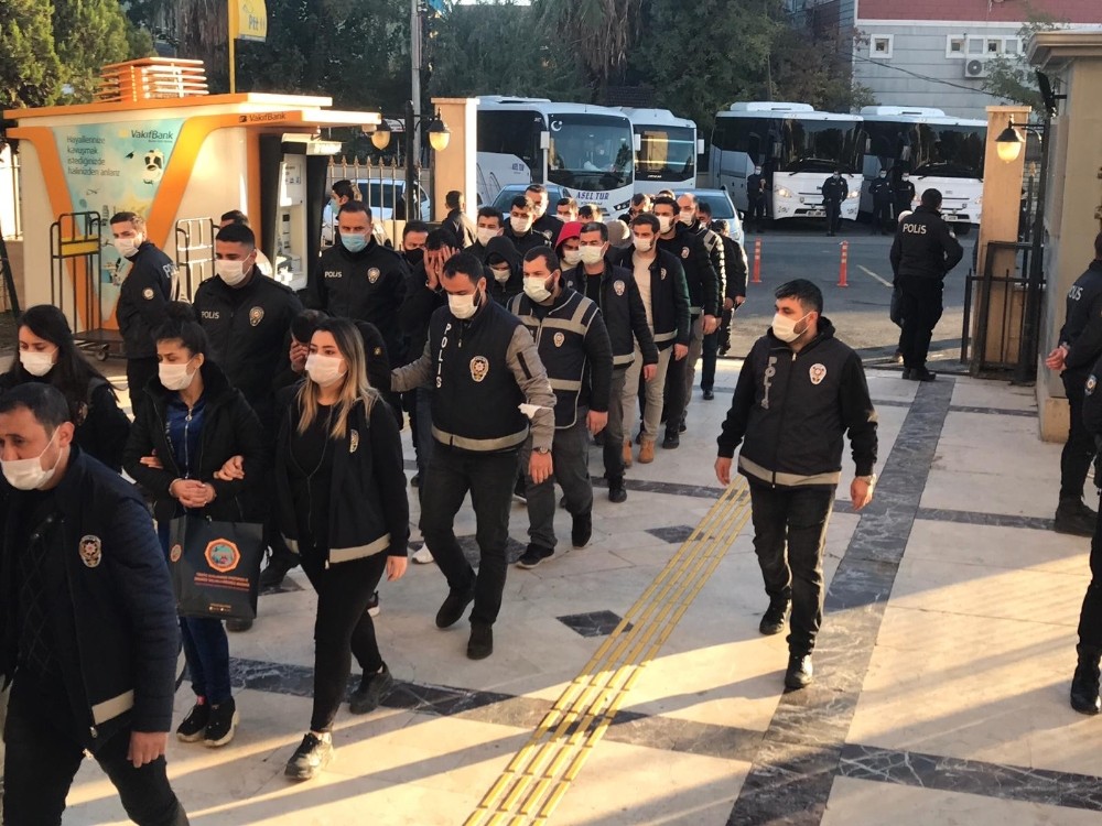 Şanlıurfa’da Dolandırıcılıktan adliyeye sevk edilen 30 şüpheliden 27’si tutuklandı