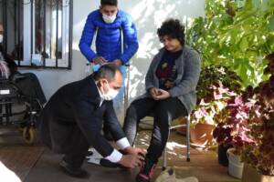 Şanlıurfa’da Engelli çocuklara mont ve bot yardımı