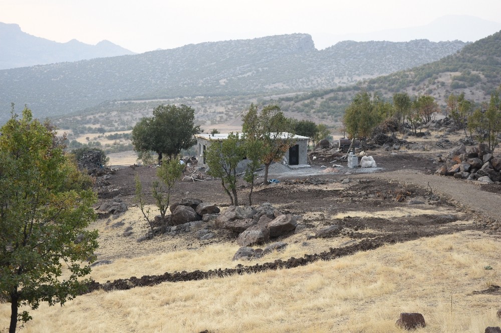 Şanlıurfa’da Evi yanan yaşlı çift yeni evine kavuştu