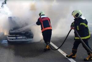Şanlıurfa’da Seyir halindeki araç alev alev yandı