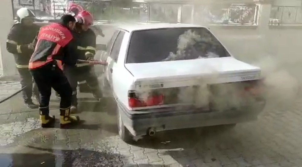 Şanlıurfa’da Seyir halindeki otomobil alev aldı