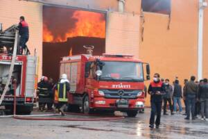 Şanlıurfa’da Tekstil fabrikasındaki yangını söndürme çalışmaları sürüyor