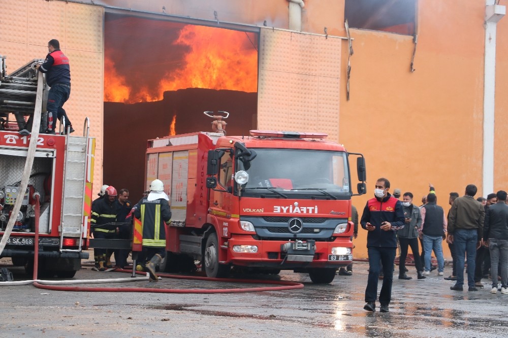 Şanlıurfa’da Tekstil fabrikasındaki yangını söndürme çalışmaları sürüyor