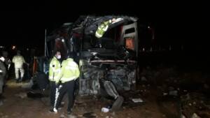 Şanlıurfa’da Turistleri taşıyan otobüs devrildi: 32 yaralı