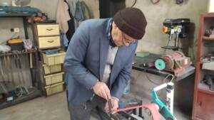 Şanlıurfa’da Virüs nedeniyle evden çıkamayınca bıçak atölyesi kurdu