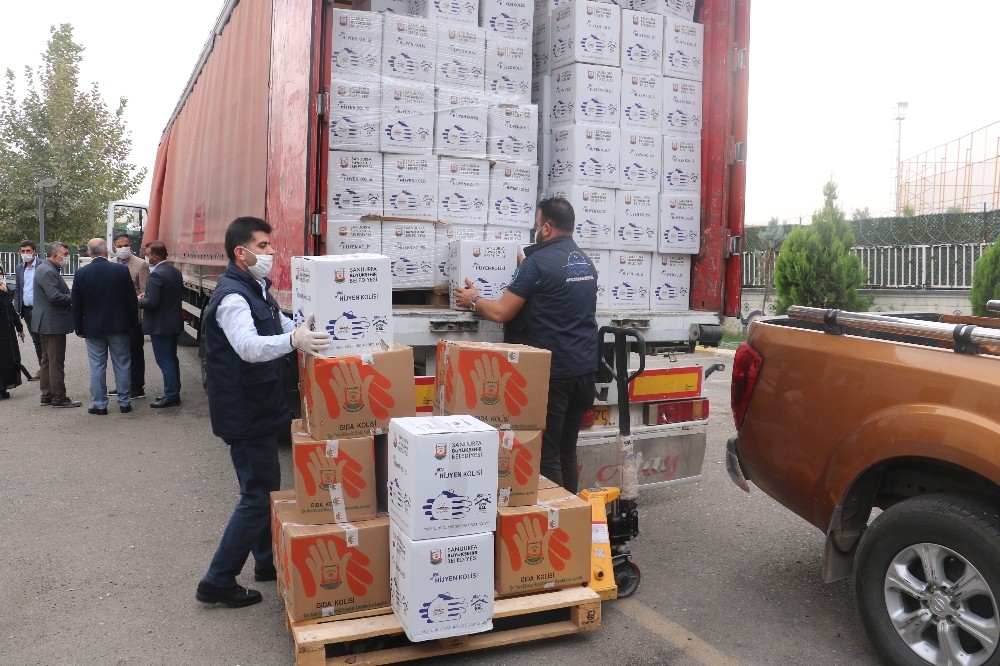 Şanlıurfa’dan İzmir’e gıda ve battaniye yüklü tır yola çıktı