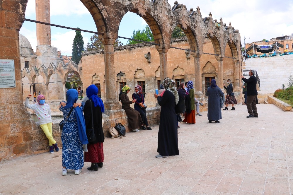 Şanlıurfalılar güneşli havada Balıklıgöl’e akın etti
