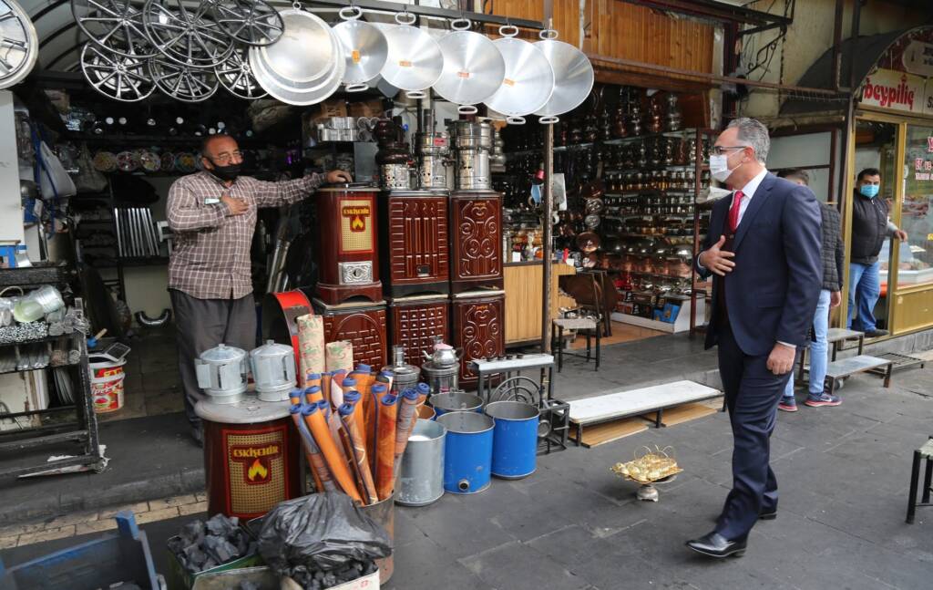 Kuş, esnaf ve vatandaşlarla iç içe olmaya devam ediyor