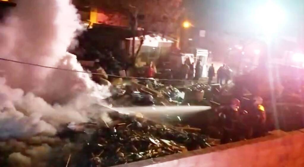 Şanlıurfa’da Hurda deposunda korkutan yangın