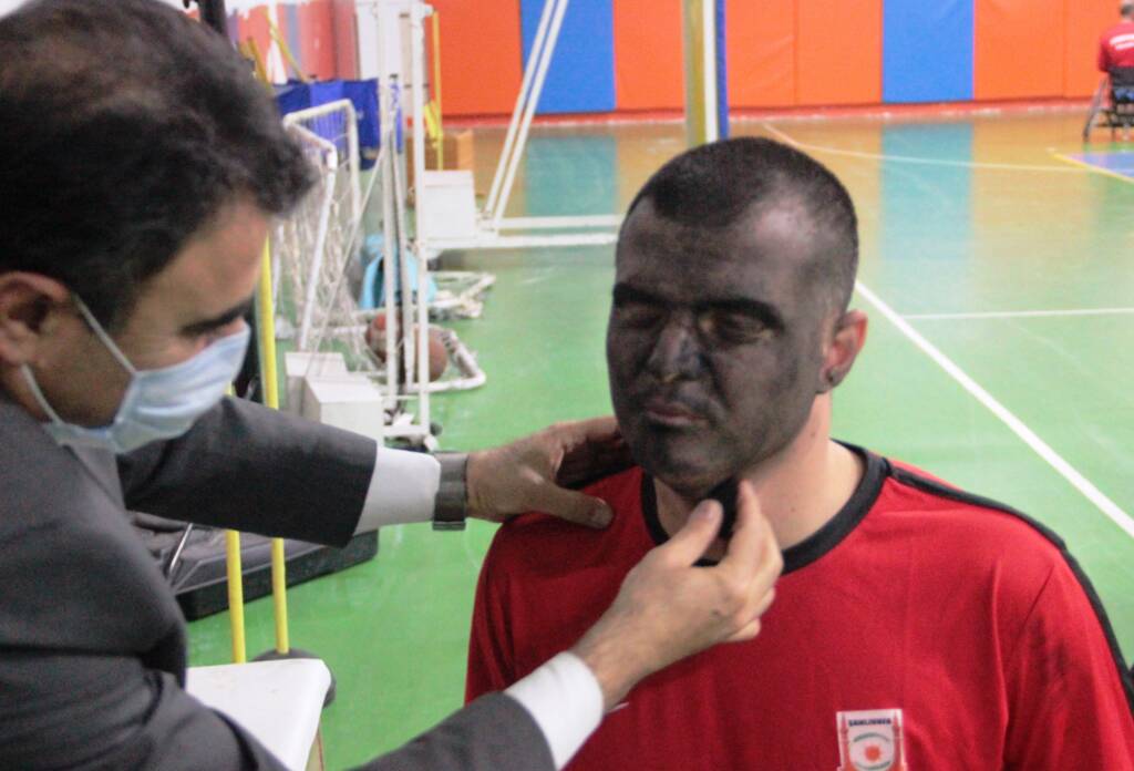 Şanlıurfa’da Irkçılığa karşı yüzlerini boyayarak sahaya çıktılar