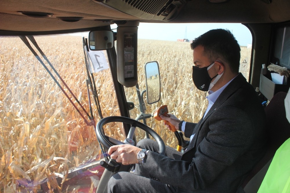 Bakan Pakdemirli, Ceylanpınar’da mısır hasadı ve buğday ekimi yaptı