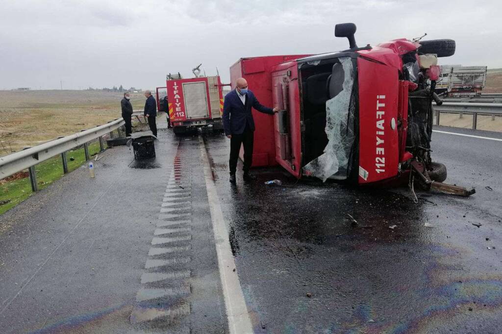 Şanlıurfa’da Bakıma giden itfaiye aracı kaza yaptı