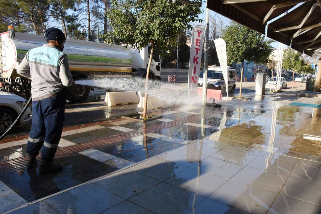 Hilvan’da cadde ve sokaklar baştan aşağı yıkandı